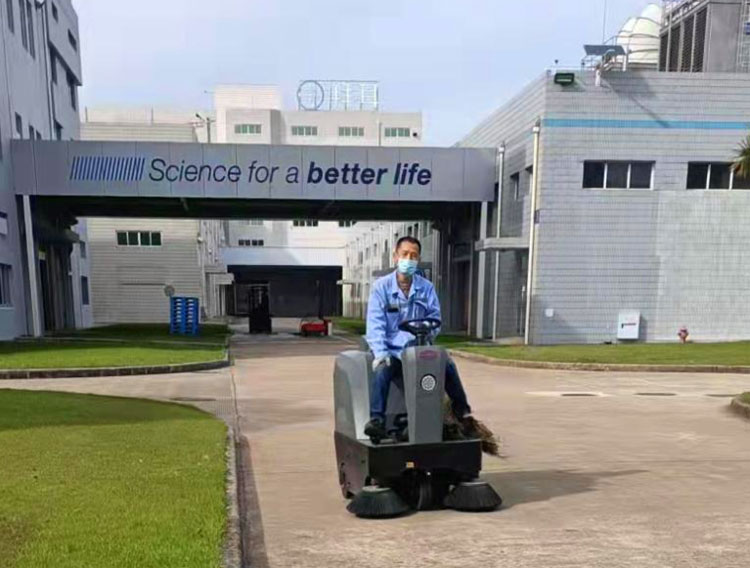拜耳醫(yī)藥保健江蘇啟東分公司選擇揚(yáng)子S4駕駛式掃地機(jī) 拜耳醫(yī)藥保健江蘇啟東分公司選擇揚(yáng)子S4駕駛式掃地機(jī)